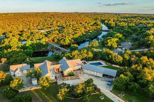 364 Wolf Creek Rd, Fredericksburg, TX, 78624-8256 | Card Image