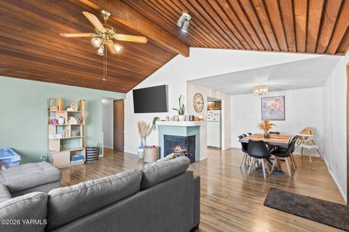 1209 S 43rd Ave, Yakima, WA, 98908-3908 | Card Image