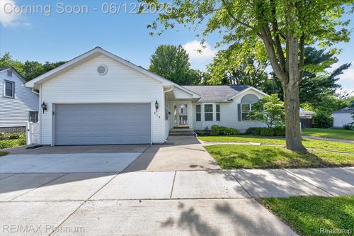 318 N 5th St, Brighton, MI, 48116-1237 | Card Image