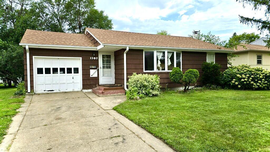Apel Ave, Worthington, MN 56187
