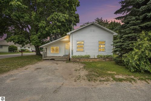 7424 3rd St, Beulah, MI, 49617 | Card Image