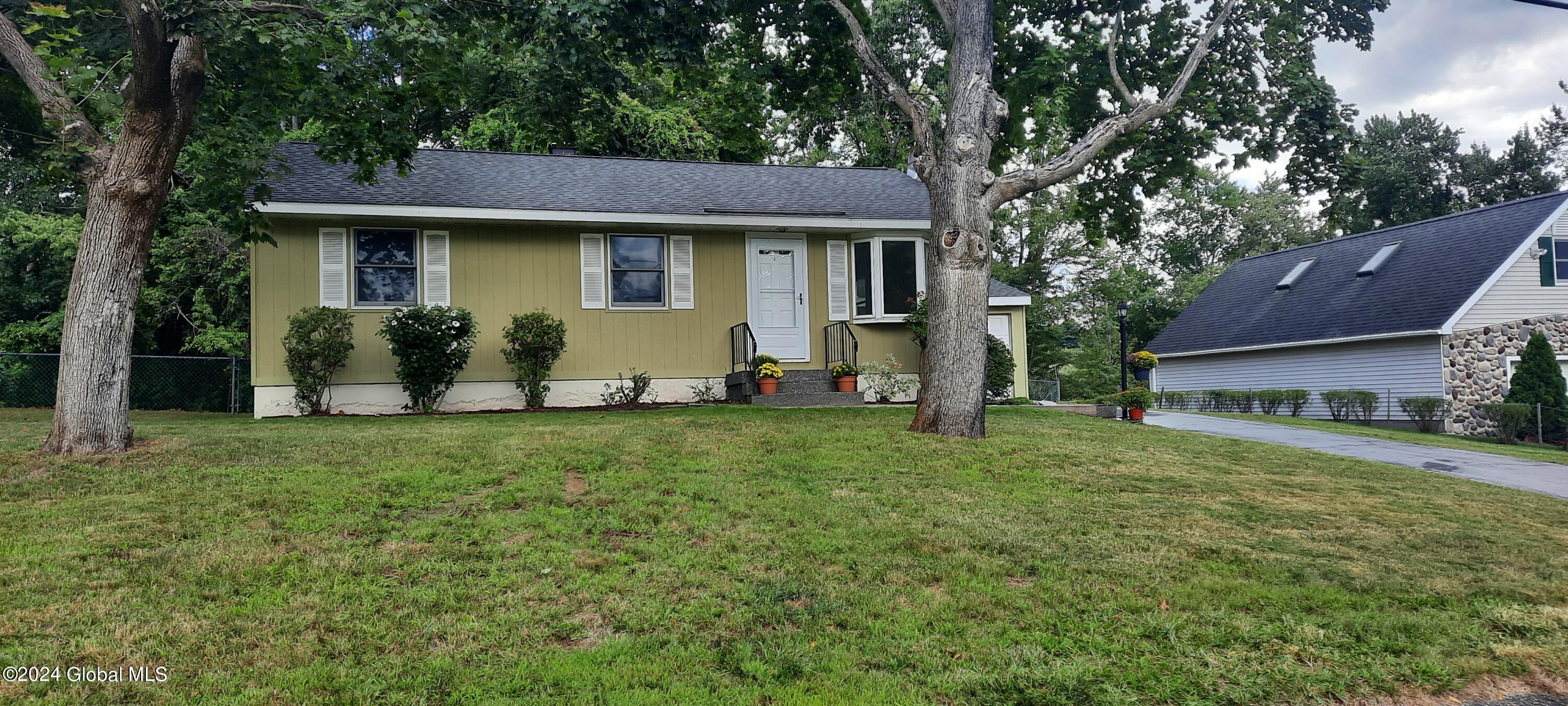 Vandenburg Ln, Halfmoon, NY 12065
