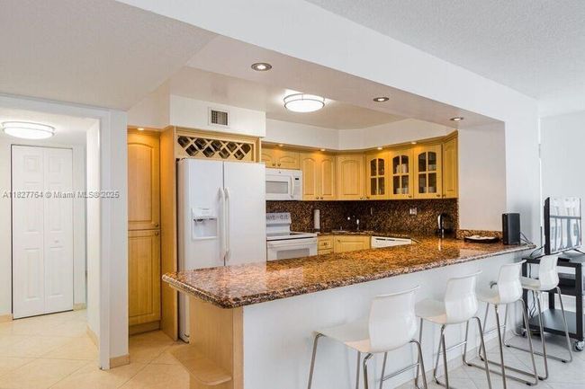 APT-605 - 2655 Collins Ave, Condo with 2 bedrooms, 2 bathrooms and null parking in Miami Beach FL | Image 6