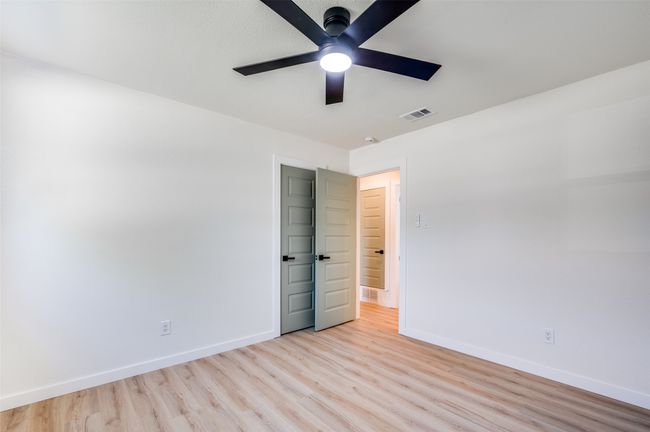 Unfurnished room featuring light wood finished floors and a ceiling fan | Image 10