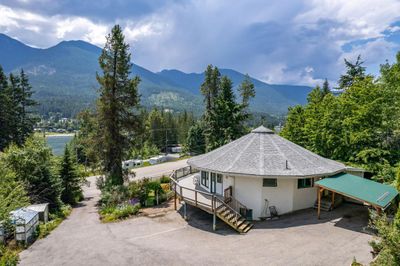 7815 Highway 3 A, House other with 3 bedrooms, 3 bathrooms and 4 parking in Balfour BC | Image 2