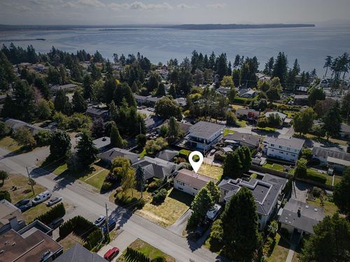 13850 Blackburn Ave, White Rock, BC, V4B2Y8 | Card Image