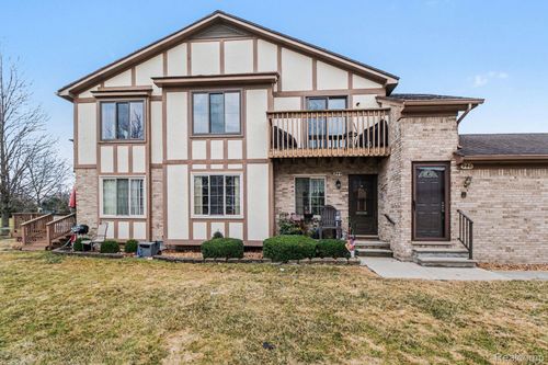 946 Country Club Dr, Saint Clair Shores, MI, 48082-2931 | Card Image