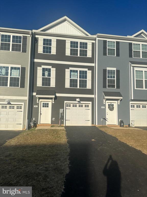 Avon Dr, Red Lion, PA 17356