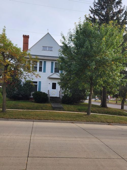 102 3rd St Se, Pipestone, MN, 56164-1818 | Card Image