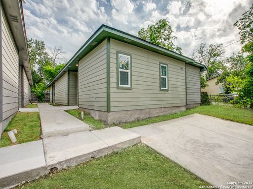 2910 S Laredo St, San Antonio, TX, 78207-6652 | Card Image