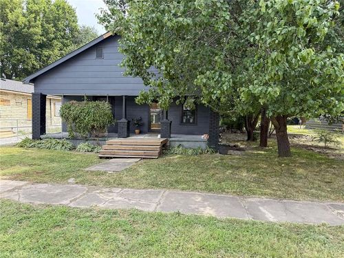 327 E 16th St, Baxter Springs, KS, 66713-1818 | Card Image