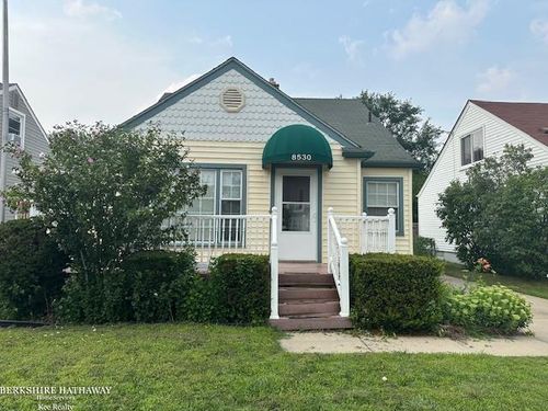 8530 Saratoga St, Oak Park, MI, 48237-2311 | Card Image