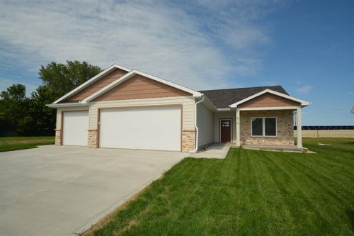 515 Zach Rd, Sergeant Bluff, IA, 51054-8005 | Card Image