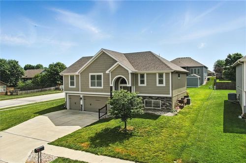 705 Englewood Dr, Kearney, MO, 64060-8847 | Card Image