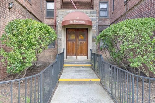 4q-142 Garth Rd, Scarsdale, NY, 10583-3718 | Card Image