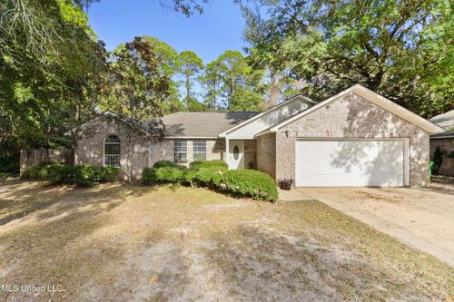 612 Oak St, Ocean Springs, MS, 39564-8928 | Card Image