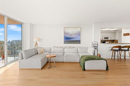 8a-3635 7th Ave, San Diego, CA, 92103 | Card Image