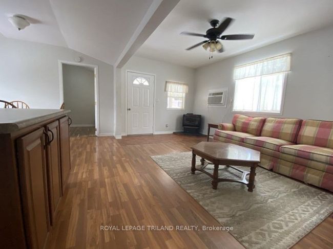 2 - 9951 Northville Cres, Home with 2 bedrooms, 1 bathrooms and 2 parking in Thedford ON | Image 8