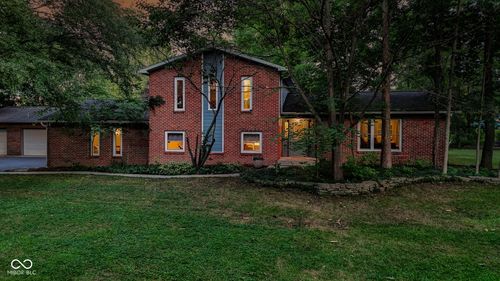 812 Eaglewood Dr, Zionsville, IN, 46077-9032 | Card Image