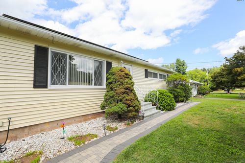 12 London Rd, Windsor, CT, 06095-3509 | Card Image