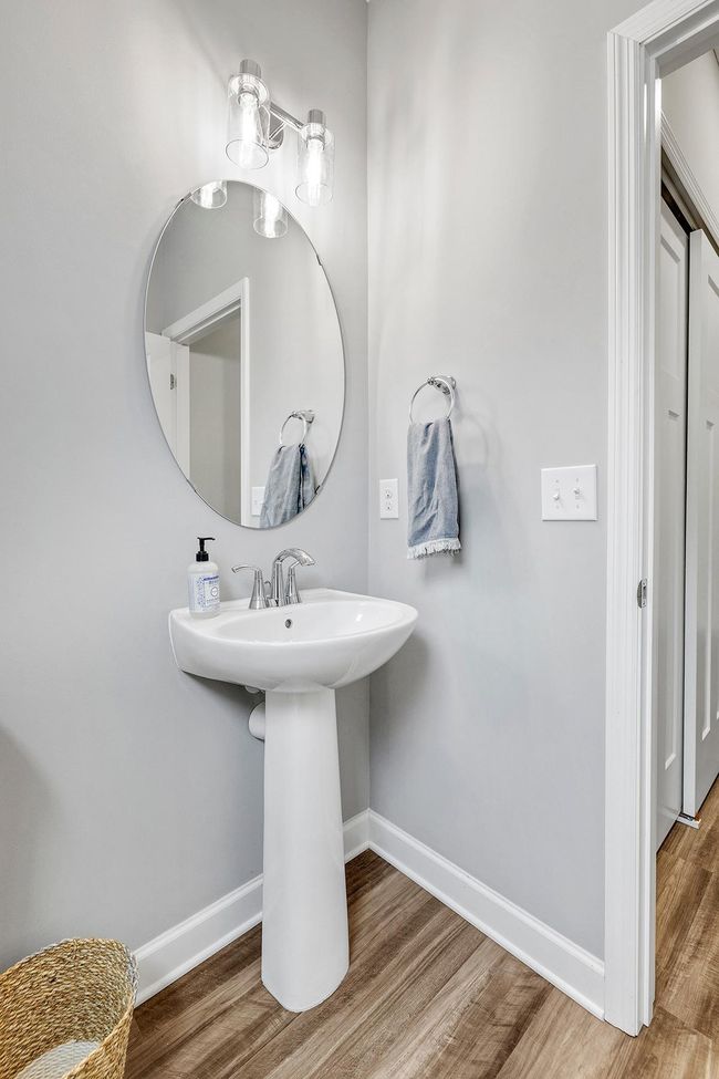 Upper level full bathroom | Image 35