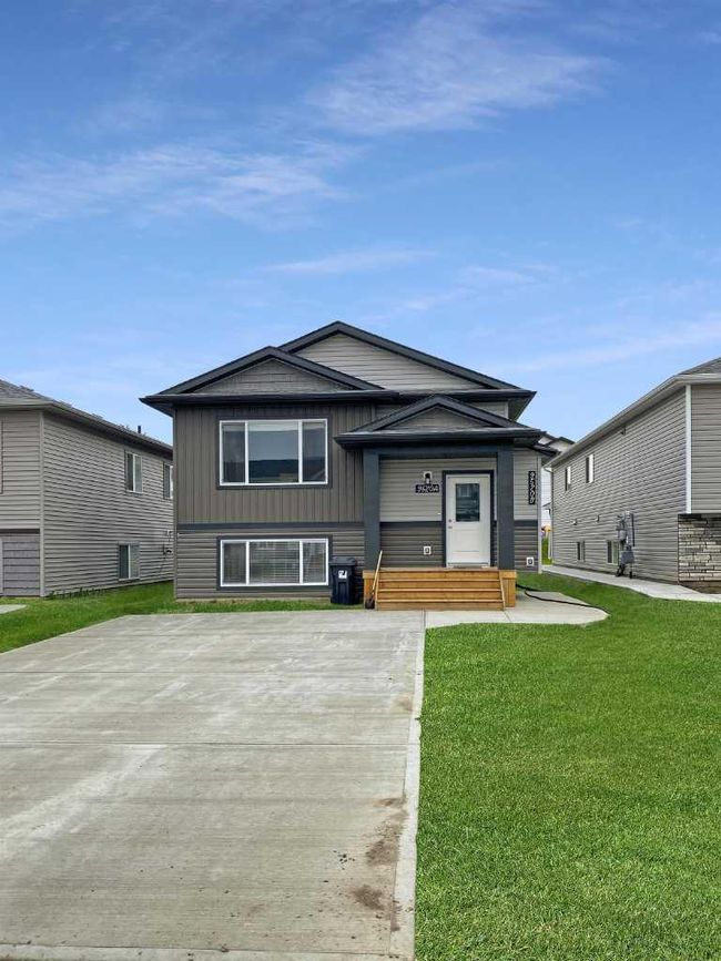 B - 9520 112 Avenue, Home with 3 bedrooms, 1 bathrooms and null parking in Clairmont AB | Image 2