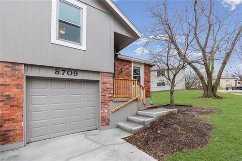 8709 N Hull Ave, Kansas City, MO, 64154-2787 | Card Image