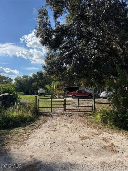 837 Pine Cone Ave, Clewiston, FL, 33440-9249 | Card Image