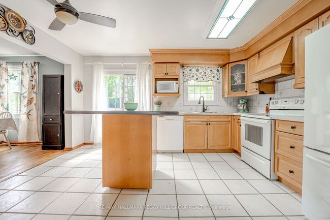 9 Oriole Crt, House other with 3 bedrooms, 2 bathrooms and 4 parking in Barrie ON | Image 5