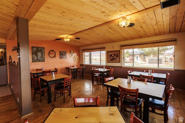 Dining space in restaurant | Image 13