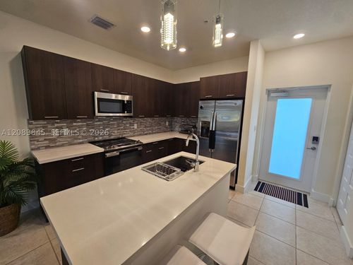b-402-8301 Nw 41st St, Doral, FL, 33166-6286 | Card Image