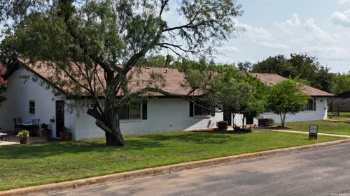 1405 N Crockett St, Fredericksburg, TX, 78624-3442 | Card Image