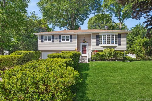 17 Joyce Dr, Riverhead, NY, 11901-1801 | Card Image