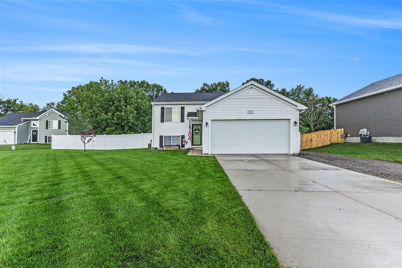 Waters Edge Ct, Whitehall, MI 49461