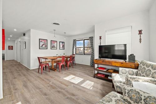 209 E Travis St, Fredericksburg, TX, 78624-4237 | Card Image