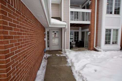 8991 Woodbridge Dr, Greendale, WI, 53129-1084 | Card Image