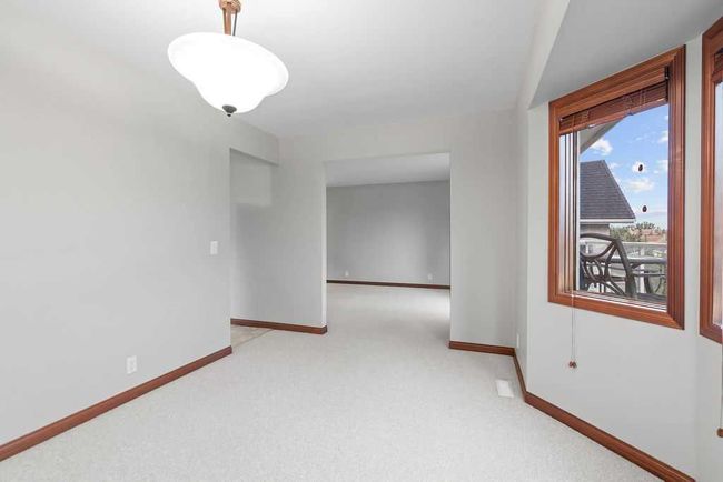 76 Coach Gate Way Sw, House other with 3 bedrooms, 2 bathrooms and 4 parking in Calgary AB | Image 12