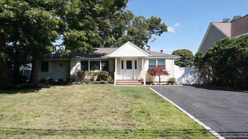 15 Marianna Pl, East Islip, NY, 11730-3225 | Card Image