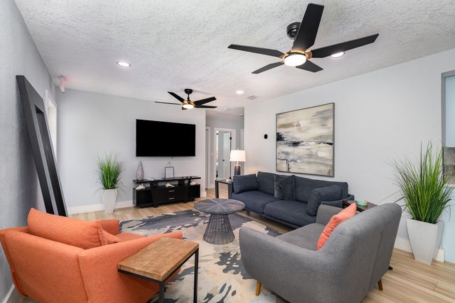 Main Living Area with Recessed Lighting | Image 12