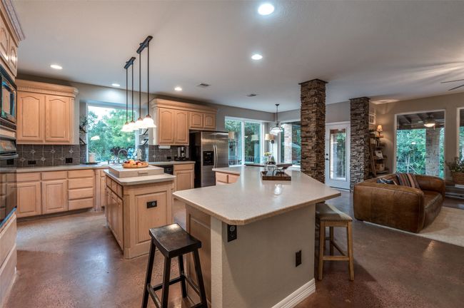 Spacious kitchen w loads of counter space and cabinets, pantry | Image 22