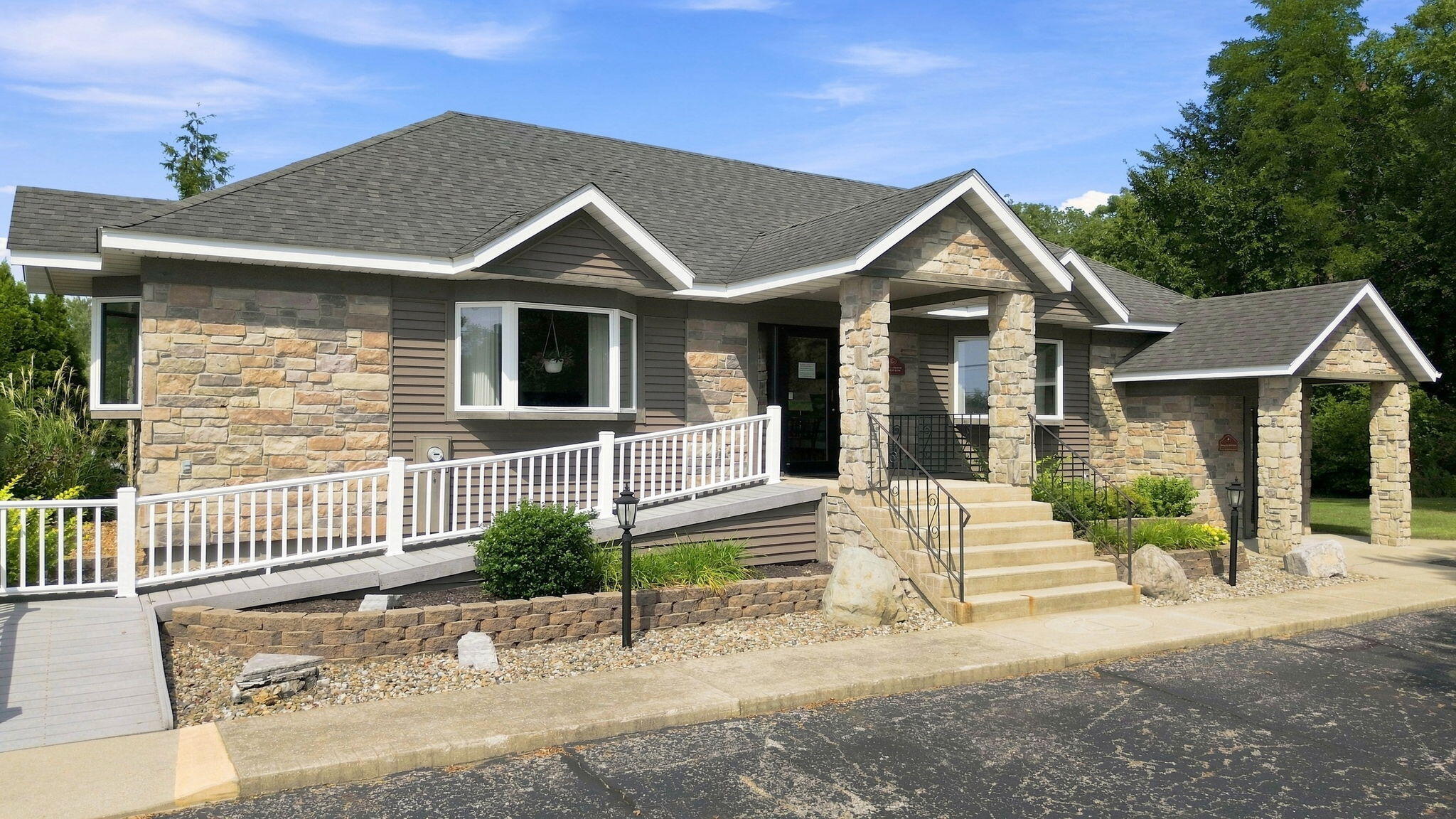 109 S Halleck St, Demotte, IN 46310