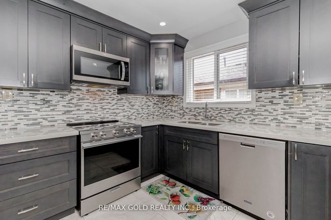 298 Royal Salisbury Way, House attached with 6 bedrooms, 3 bathrooms and 3 parking in Brampton ON | Image 14