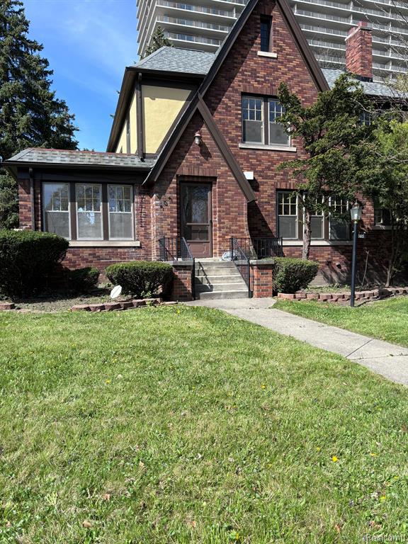 Fiske Dr, Detroit, MI 48214