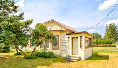 1062 Morden Ave, House detached with 3 bedrooms, 1 bathrooms and 2 parking in Pincher Creek AB | Image 1