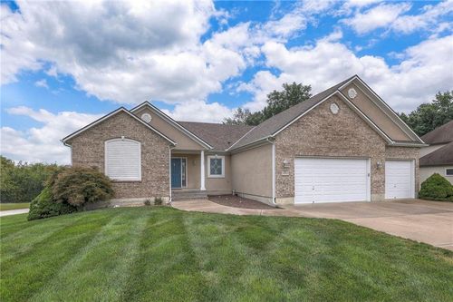 121 Cherokee Ln, Lake Winnebago, MO, 64034-9304 | Card Image