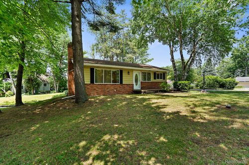 7400 Willow Ct, Lexington, MI, 48450-8804 | Card Image