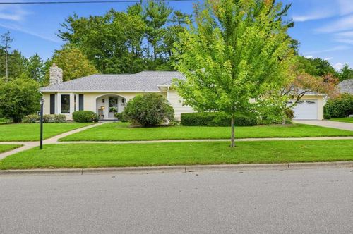 343 E Maple St, Fremont, MI, 49412-1614 | Card Image