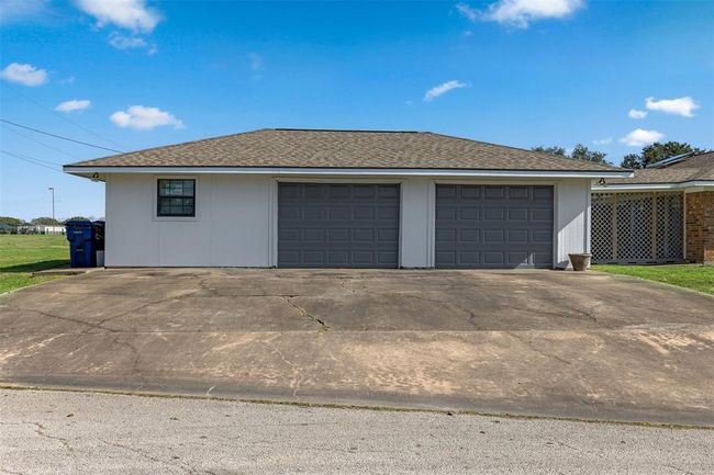 727 Partridge Ln, House other with 3 bedrooms, 3 bathrooms and 2 parking in Eagle Lake TX | Image 4