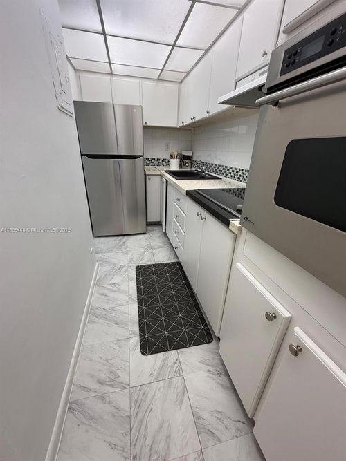 apt-306-1000 West Ave, Miami Beach, FL, 33139-4715 | Card Image