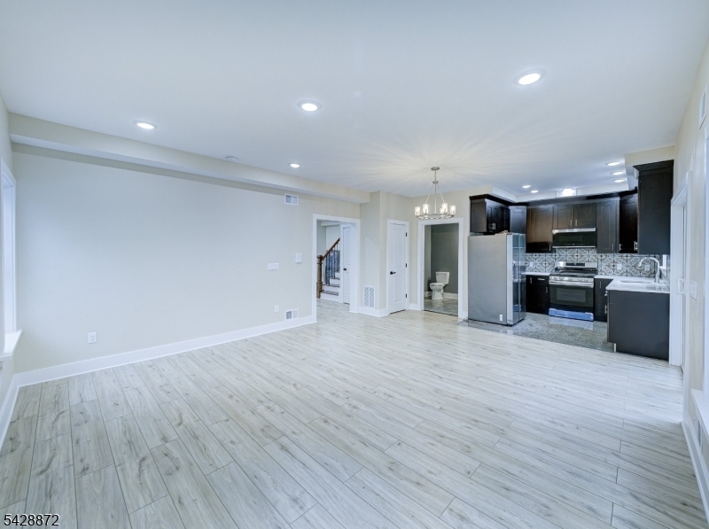 Residential Lease in Edison Twp. 4